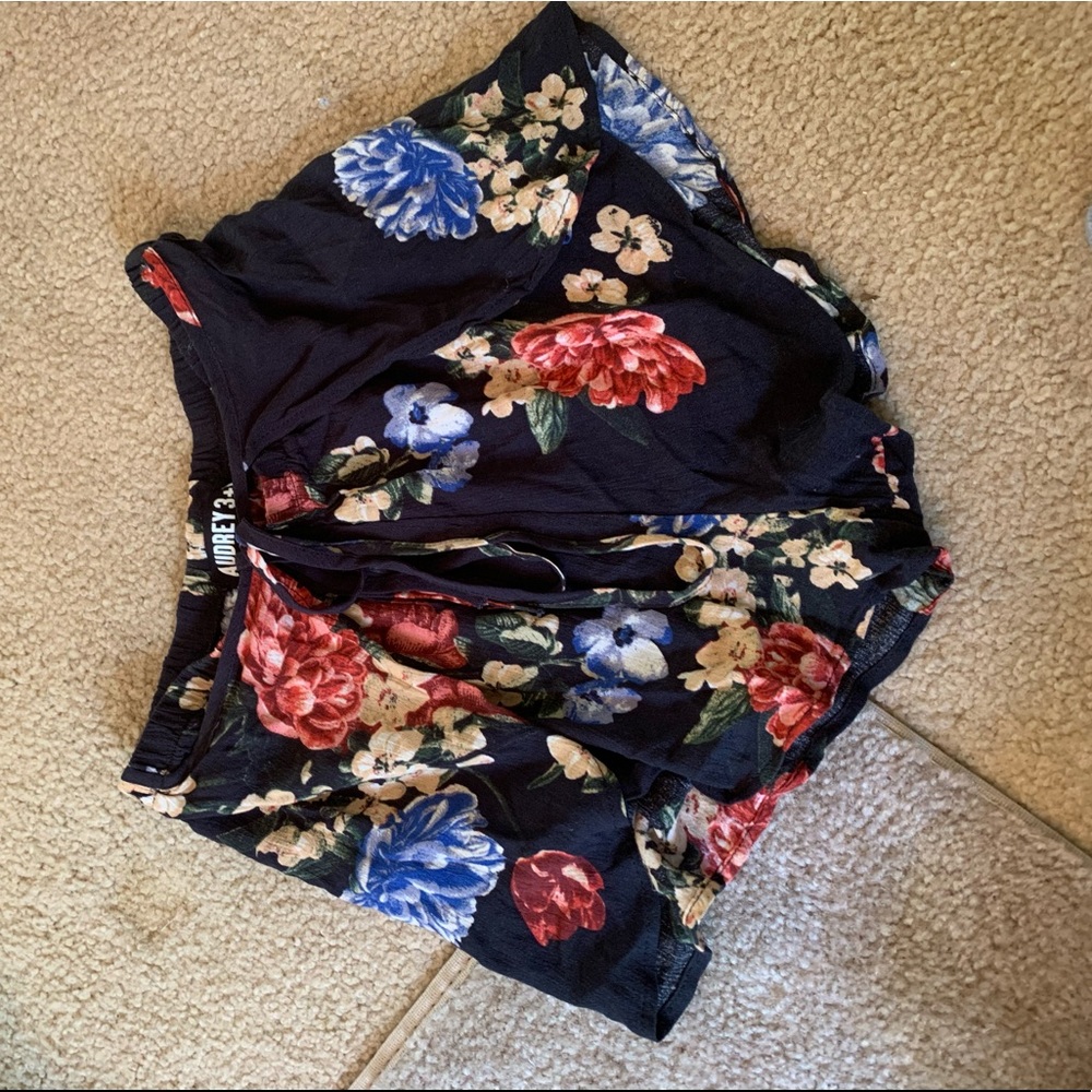 FLORAL FLOWY SHORTS